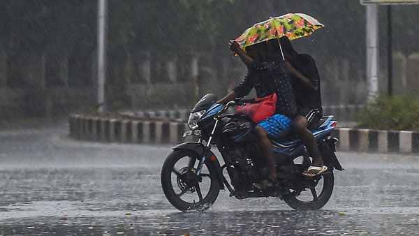 മഴ പെയ്താലും ആശങ്ക വേണ്ട; സുരക്ഷിത ബൈക്ക് യാത്രക്കായി ഇക്കാര്യങ്ങള് ശ്രദ്ധിക്കൂ... മഴ പെയ്താലും ആശങ്ക വേണ്ട; സുരക്ഷിത ബൈക്ക് യാത്രക്കായി ഇക്കാര്യങ്ങള് ശ്രദ്ധിക്കൂ...