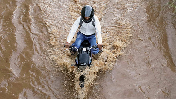 മഴ പെയ്താലും ആശങ്ക വേണ്ട; സുരക്ഷിത ബൈക്ക് യാത്രക്കായി ഇക്കാര്യങ്ങള് ശ്രദ്ധിക്കൂ... മഴ പെയ്താലും ആശങ്ക വേണ്ട; സുരക്ഷിത ബൈക്ക് യാത്രക്കായി ഇക്കാര്യങ്ങള് ശ്രദ്ധിക്കൂ...