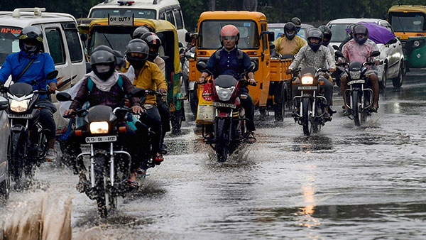 മഴ പെയ്താലും ആശങ്ക വേണ്ട; സുരക്ഷിത ബൈക്ക് യാത്രക്കായി ഇക്കാര്യങ്ങള് ശ്രദ്ധിക്കൂ... മഴ പെയ്താലും ആശങ്ക വേണ്ട; സുരക്ഷിത ബൈക്ക് യാത്രക്കായി ഇക്കാര്യങ്ങള് ശ്രദ്ധിക്കൂ...
