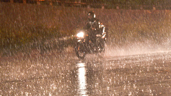 മഴ പെയ്താലും ആശങ്ക വേണ്ട; സുരക്ഷിത ബൈക്ക് യാത്രക്കായി ഇക്കാര്യങ്ങള് ശ്രദ്ധിക്കൂ... മഴ പെയ്താലും ആശങ്ക വേണ്ട; സുരക്ഷിത ബൈക്ക് യാത്രക്കായി ഇക്കാര്യങ്ങള് ശ്രദ്ധിക്കൂ...