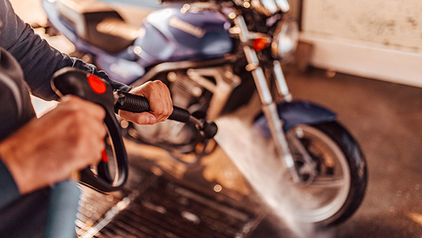 ബൈക്ക് ഇങ്ങനെ കഴുകരുത്; തെറ്റ് ആവര്‍ത്തിക്കാതിരിക്കാന്‍ ഈ 10 കാര്യങ്ങള്‍ ശ്രദ്ധിക്കൂ