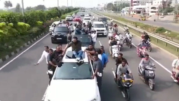 Ford Endeavour-ന് മുകളില്‍ പവന്‍ കല്ല്യാണിന്റെ സിനിമ സ്‌റ്റൈല്‍ വീഡിയോ; യാത്ര പൊലീസിനെ വെല്ലുവിളിച്ച് 