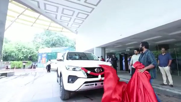 ഇതാണല്ലോ പുതിയ കീഴ്വഴക്കം! പടം സൂപ്പർ ഹിറ്റായതോടെ സർദാർ സംവിധായകന് ഫോർച്യൂണർ സമ്മാനിച്ച് നിർമാതാവ്