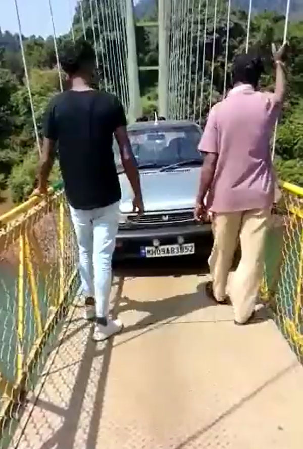മോര്‍ബി ദുരന്തത്തിലും പഠിച്ചില്ല; തൂക്കുപാലത്തിലൂടെ Maruti 800 ഓടിച്ച് വിനോദസഞ്ചാരികള്‍-VIDEO