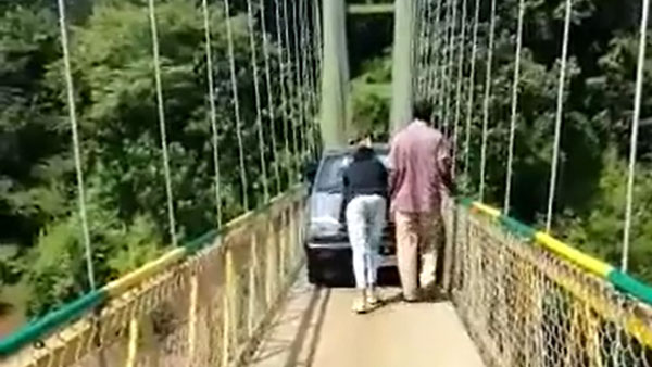 മോര്‍ബി ദുരന്തത്തിലും പഠിച്ചില്ല; തൂക്കുപാലത്തിലൂടെ Maruti 800 ഓടിച്ച് വിനോദസഞ്ചാരികള്‍-VIDEO