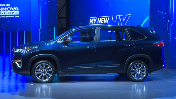 21.1 കിലോമീറ്റര്‍ മൈലേജും, അടിമുടി മാറ്റവും; Innova Hycross-നെ അവതരിപ്പിച്ച് Toyota