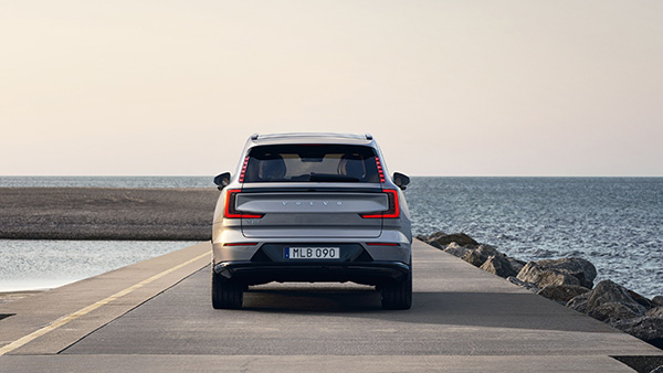 നിര്‍മ്മിച്ചതില്‍ ഏറ്റവും സുരക്ഷിതമായ കാര്‍; EX90 ഇലക്ട്രിക് എസ്‌യുവിയെ അവതരിപ്പിച്ച് Volvo