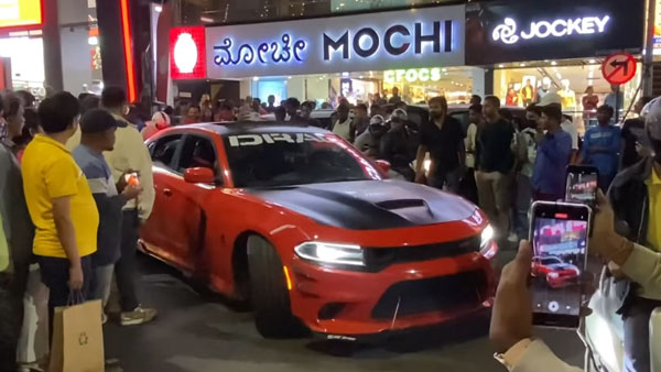 ആരാധകരേ ശാന്തരാകുവിന്‍...മസില്‍ കാറുകള്‍ കാണാന്‍ തിക്കിത്തിരക്കി ജനം; ബംഗളൂരുവില്‍ ട്രാഫിക് ജാം