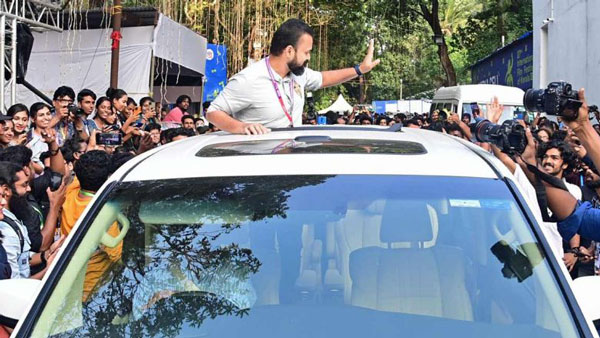 Toyota Vellfire ഉം കുഞ്ചാക്കോ ബോബനും; ഫിലിം ഫെസ്റ്റിവലിൽ തിളങ്ങി ഇരുവരും