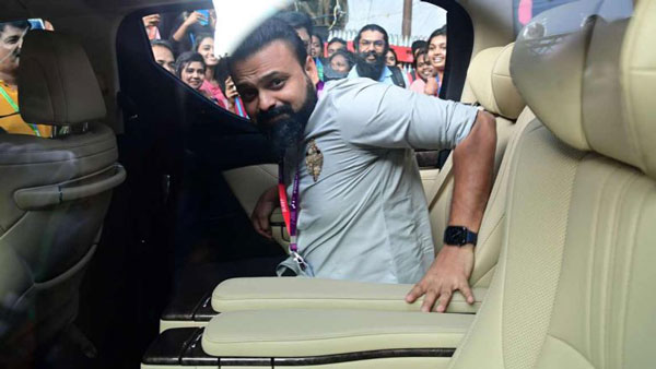 Toyota Vellfire ഉം കുഞ്ചാക്കോ ബോബനും; ഫിലിം ഫെസ്റ്റിവലിൽ തിളങ്ങി ഇരുവരും