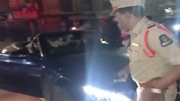 തോക്ക് ചൂണ്ടി വണ്ടി നിർത്തേണ്ട ഗതികേടാണല്ലോ; പൊലീസുകാരൻ്റെ വീഡിയോ വൈറൽ