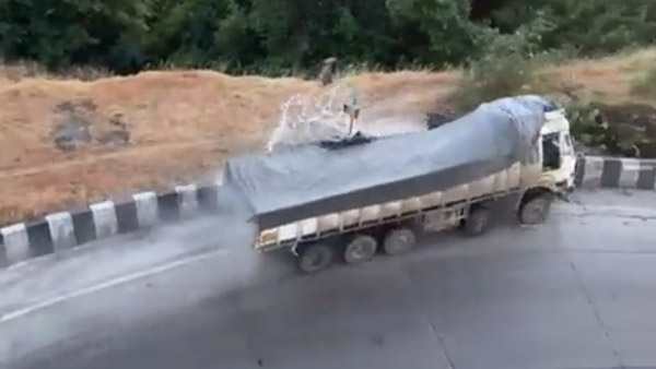 സൈഡ് റെയിൽ ജീവൻ കാത്തു;ബ്രേക്ക് നഷ്ടപ്പെട്ട് കുതിക്കുന്ന ട്രക്കിൻ്റെ വീഡിയോ വൈറൽ