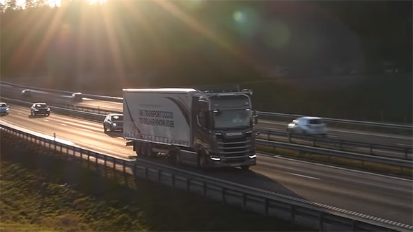 നിരത്തിലിറങ്ങാനൊരുങ്ങി ഡ്രൈവറില്ലാ ട്രക്കുകളും; ഡ്രൈവര്‍മാരുടെ പണി പോകുമോ?