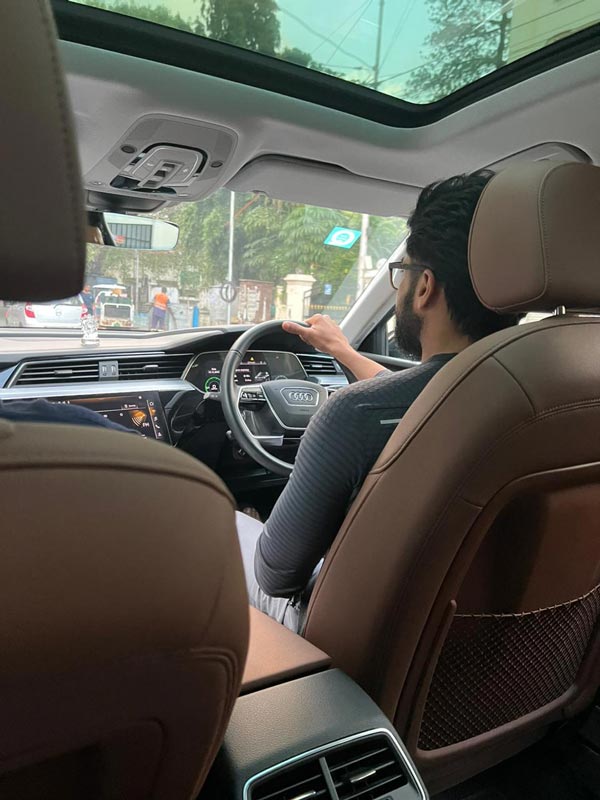 Audi e Tron ൽ പ്രിയപ്പെട്ടവർക്കൊപ്പം ഒരു ഡ്രൈവ്; ചിത്രങ്ങൾ പങ്കുവച്ച് സംവിധായിക