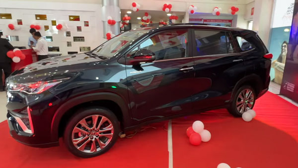 Toyota Innova HyCross-നെ ഡീലര്‍ഷിപ്പുകളിലെത്തി അടുത്തറിയാം; ഇനി ദിവസങ്ങളുടെ കാത്തിരിപ്പ് മാത്രം 