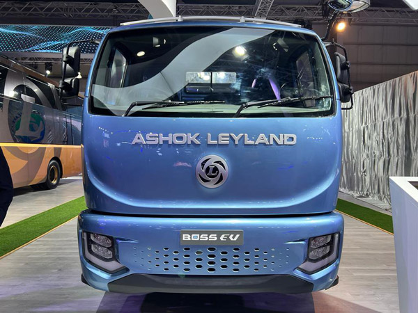 ഓട്ടോ എക്‌സ്‌പോയില്‍ തിളങ്ങി അശോക് ലെയ്‌ലാന്‍ഡ്; ബഡാ ദോസ്ത് എക്‌സ്പ്രസ് സിഎന്‍ജി അവതരിപ്പിച്ചു
