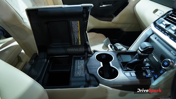 ഇന്ത്യയിലേക്കുള്ള വല്യേട്ടന്റെ മാസ് എൻട്രി; എക്സ്പോയിൽ ടൊയോട്ടയുടെ തനി സ്റ്റൈൽ