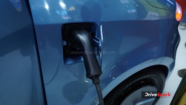 അരേ വാ...! ഓട്ടോ എക്സ്പോയില്‍ തിളങ്ങി ഇന്ത്യയിലെ ആദ്യത്തെ സോളാര്‍ കാര്‍ ഇവ