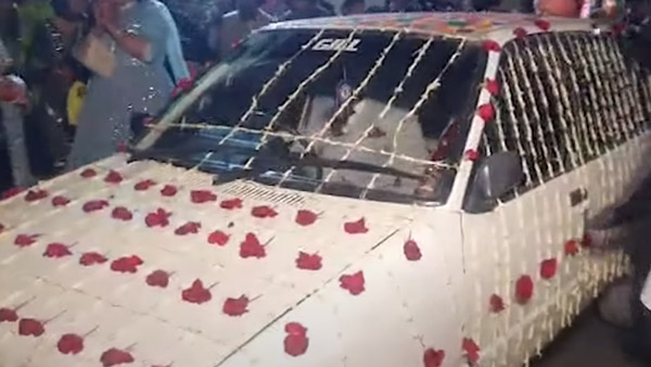 ലക്ഷ്വറി കാര്‍ വേണ്ട, വിവാഹത്തിന് അച്ഛന്റെ മാരുതി 800 മതിയെന്ന് വരന്‍; അനുകരണീയമെന്ന് നെറ്റിസണ്‍സ്