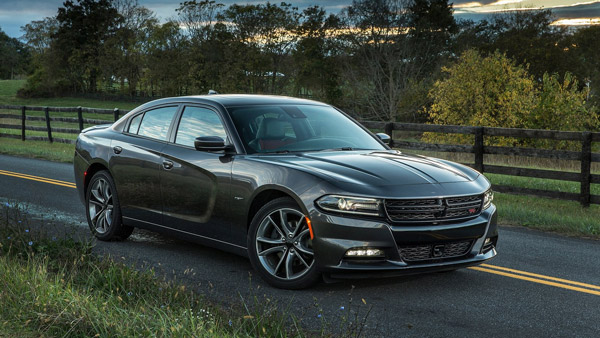 ഹിറ്റ്ചാർട്ടുകളിലേക്ക് സിനിമ, കിങ് ഖാൻ്റെ പത്താനിൽ ആറാടിയ കിടുക്കൻ കാറുകളിതാ... 