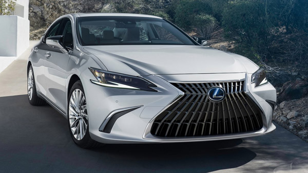 ഹിറ്റ്ചാർട്ടുകളിലേക്ക് സിനിമ, കിങ് ഖാൻ്റെ പത്താനിൽ ആറാടിയ കിടുക്കൻ കാറുകളിതാ... 