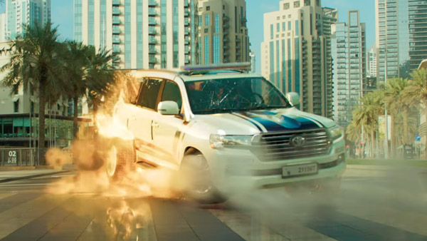 ഹിറ്റ്ചാർട്ടുകളിലേക്ക് സിനിമ, കിങ് ഖാൻ്റെ പത്താനിൽ ആറാടിയ കിടുക്കൻ കാറുകളിതാ... 