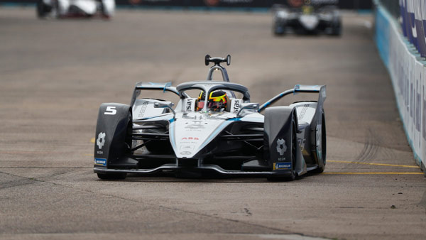 ഹൈദരാബാദില്‍ ചാര്‍ജാകാന്‍ മഹീന്ദ്ര; ഫോര്‍മുല E ആഘോഷമാക്കാന്‍ XUV400 സ്‌പെഷ്യല്‍ എഡിഷന്‍ അവതരിപ്പിച്ചു