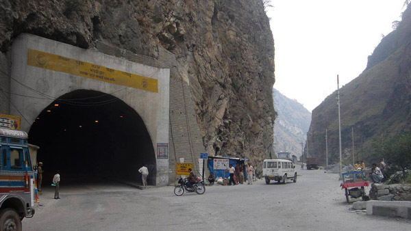 ആധുനിക അടിസ്ഥാന സൗകര്യങ്ങളുടെ അവിഭാജ്യ ഘടകമായി മാറിയിരിക്കുകയാണ് റോഡ് ടണലുകൾ അധവാ തുരങ്കപാതകൾ. ഒരു സ്ഥലത്തു നിന്നു മറ്റൊരിടത്തേക്ക് ഭൂമി തുരന്നു നിർമിക്കുന്ന പാതകളാണിവയെന്നു പറയാം. പ്രധാനമായും റോഡ്, തീവണ്ടി ഗതാഗതത്തിനായിട്ടാണ് തുരങ്ക നിർമാണങ്ങൾ നടക്കാറുള്ളത്. രണ്ട് പോയിന്റുകൾക്കിടയിലുള്ള ദൂരം കുറയ്ക്കുകയും സമയം ലാഭിക്കുകയും ഇവയുടെ പ്രധാന ലക്ഷ്യങ്ങളിൽ ഒന്നാണ്. കൂടാതെ പ്രതീകൂല കാലവസ്ഥയിലും ഗതാഗത സംവിധാനം നടപ്പിലാക്കാൻ ടണലുകൾ ഏറെ സഹായകരമാണ്. പൊതുവേ, ഉപരിതല ഗതാഗതം അപ്രായോഗികമായ സാഹചര്യങ്ങളിലാണ് തുരങ്കങ്ങൾ നിർമിക്കുന്നത്. അടൽ, കുതിരാൻ ടണലുകൾ പ്രവർത്തനം ആരംഭിച്ചതോടെയാണ് ആളുകൾ ഈ സംവിധാനത്തെ കുറിച്ച് കൂടുതൽ അറിയാൻ തുടങ്ങിയതെന്നും വേണമെങ്കിൽ അവകാശപ്പെടാം. ഇനിയും രാജ്യത്ത് ഇത്തരം നിരവധി ഗതാഗത സംവിധാനങ്ങളാണ് ഒരുങ്ങുന്നതും. പുതുതായി അംഗീകരിച്ച ഷിൻകുൻ ലാ തുരങ്കവും വാർത്തകളിൽ ഏറെ ഇടംപിടിച്ചിട്ടുണ്ട്. ഡാര്‍ച്ച-പദൂണ്‍-നിമ്മു വഴി മണാലിയില്‍ നിന്ന് ലേയിലേക്ക് എല്ലാ കാലാവസ്ഥയിലും ഗതാഗതം സാധ്യമാക്കുക എന്ന ലക്ഷ്യത്തോടെ നിര്‍മിക്കുന്ന തുരങ്കം 2024-ല്‍ പൂര്‍ത്തിയാകുമെന്നാണ് പ്രതീക്ഷിക്കുന്നത്. ചൈനീസ് സൈന്യവുമായുള്ള ഏറ്റുമുട്ടലിനെ നേരിടാൻ സൈനികരുടെയും കനത്ത ആയുധങ്ങളുടെയും സുഗമമായ നീക്കത്തെയും ഇത് സഹായിക്കും. വരാനിരിക്കുന്ന ഈ ഇരട്ട-ട്യൂബ് ടണൽ മണാലി-ദാർച്ച-പദം-നിമു അക്ഷത്തിൽ 16,500 അടി ഉയരത്തിലാണ് സ്ഥിതി ചെയ്യുന്നത്. എന്നാൽ ഇത്രയും ഉയരത്തിൽ നിർമിക്കപ്പെടുന്ന ഏറ്റവും നീളമേറിയ തുരങ്കം ഇതല്ലെന്നതാണ് കൗതുകകരമായ മറ്റൊരു വസ്‌തുത. ഇന്ത്യയിലെ ഏറ്റവും നീളം കൂടിയ റോഡ് ടണലുകൾ ഏതെല്ലാമെന്ന് അറിയാൻ പലർക്കും ഇപ്പോൾ ആഗ്രഹം കാണും. അവയുടെ സ്ഥാനം, നീളം, ഉദ്ദേശ്യങ്ങൾ എന്നിവയ്‌ക്കൊപ്പം ഇന്ത്യയുടെ അടിസ്ഥാന സൗകര്യങ്ങൾക്ക് അവ പ്രധാനമായിരിക്കുന്നത് എന്തുകൊണ്ടാണെന്നുമുള്ള നിരവധി കാര്യങ്ങൾ നമുക്ക് ഒന്നു പരിചയപ്പെട്ടാലോ ഡോ. ശ്യാമ പ്രസാദ് മുഖർജി റോഡ് ടണൽ ഇന്ത്യയിലെ ഏറ്റവും നീളം കൂടിയ തുരങ്കമായി കണക്കാക്കപ്പെടുന്ന ശ്യാമ പ്രസാദ് മുഖർജി റോഡ് ടണലിന് 9.34 കിലോമീറ്റർ നീളമാണുള്ളത്. ഏഷ്യയിലെ ഏറ്റവും നീളമേറിയ തുരങ്കപാതകളിലൊന്നാണ് ഇതെന്നതും ശ്രദ്ധേയമായ കാര്യമാണ്. ചെനാനിയിൽ നിന്ന് ആരംഭിച്ച് നഷ്‌റിയിലാണ് ഇത് അവസാനിക്കുന്നതും. സമുദ്രനിരപ്പിൽ നിന്ന് ഏകദേശം 4000 അടി ഉയരത്തിൽ സ്ഥിതി ചെയ്യുന്ന ഈ തുരങ്കം ജമ്മുവിനും ശ്രീനഗറിനും ഇടയിലുള്ള യാത്രാ സമയം രണ്ട് മണിക്കൂർ കുറയ്ക്കാനും സഹായിക്കുന്നുണ്ട്. ഇന്ത്യയിൽ ആദ്യമായി പൂർണമായും ഏകീകൃതമായ സാങ്കേതികവിദ്യയിൽ പ്രവർത്തിക്കുന്ന തുരങ്കമാണ് ഇത്. അടൽ റോഡ് ടണൽ അടൽ ടണലിനെ കുറിച്ച് അറിയാത്തവരാരും തന്നെ ഇന്നുണ്ടാവില്ല. ഹിമാലയൻ പർവതനിരകളിൽ സ്ഥിതി ചെയ്യുന്ന അടൽ റോഡ് ടണൽ നിലവിൽ ഇന്ത്യയിലെ ഏറ്റവും ഉയരം കൂടിയ തുരങ്കമാണ്. 2020 ഒക്ടോബറിൽ ഉദ്ഘാടനം ചെയ്ത ഈ 9.02 കിലോമീറ്റർ നീളമുള്ള തുരങ്കം ലേയെയും മണാലിയെയും ബന്ധിപ്പിക്കുന്ന പാതയാണ്. ബോർഡർ റോഡ്‌സ് ഓർഗനൈസേഷനാണ് ഇത് നിർമിച്ചിരിക്കുന്നത്. അന്തരിച്ച ഇന്ത്യൻ പ്രധാനമന്ത്രി അടൽ ബിഹാരി വാജ്‌പേയിയുടെ പേരിലുള്ള അടൽ റോഡ് ടണൽ ലേയ്ക്കും മണാലിക്കുമിടയിലുള്ള യാത്രാ സമയം 4 മണിക്കൂറോളമാണ് കുറയ്ക്കുന്നത്. ഫയർ സ്റ്റേഷൻ, എമർജൻസി ഫോൺ, അവലാഞ്ച് ഗാലറി തുടങ്ങി എല്ലാ ആധുനിക സൗകര്യങ്ങളും ഈ രണ്ടുവരി തുരങ്കത്തിലുണ്ട്. അടൽ റോഡ് ടണലിനെ കൂടുതൽ സാങ്കേതിക ജ്ഞാനമുള്ളതാക്കുന്ന വിപുലമായ വെന്റിലേഷനും ലൈറ്റിംഗ് സംവിധാനവും മറ്റ് സവിശേഷതകളാണ്. ബനിഹാൽ ഖാസിഗുണ്ട് റോഡ് തുരങ്കം 2021-ൽ പ്രവർത്തനം ആരംഭിച്ച ഒട്ടനവധി പ്രത്യേകതകൾ നിറഞ്ഞ റോഡ് തുരങ്ക പാതയാണ് ബനിഹാൽ ഖാസിഗുണ്ട്. ഈ എഞ്ചിനീയറിംഗ് വിസ്മയം നിർമിക്കാൻ 10 വർഷക്കാലമാണ് വേണ്ടവന്നതും. സമുദ്രനിരപ്പിൽ നിന്ന് 1800 മീറ്റർ ഉയരത്തിൽ സ്ഥിതി ചെയ്യുന്ന തുരങ്കത്തിന്റെ ആകെ നീളം 8.5 കിലോമീറ്ററാണ്. രണ്ട് ട്യൂബ് ടണലിൽ 124 ജെറ്റ് ഫാനുകൾ, 234 സിസിടിവി ആധുനിക ക്യാമറകൾ, അഗ്നിശമന സംവിധാനം, എക്‌സ്‌ഹോസ്റ്റ് സിസ്റ്റം എന്നിവയും സജ്ജീകരിച്ചിട്ടുണ്ടെന്നതും ശ്രദ്ധേയമാണ്. കുതിരാൻ റോഡ് ടണൽ നമ്മുടെ കേരളത്തിന്റെ സ്വന്തം തുരങ്കപാതയാണ് തൃശൂരിലെ കുതിരാൻ ടണൽ. ഇന്ത്യയിലെ ഏറ്റവും നീളം കൂടിയ രണ്ടാമത്തെ റോഡ് ടണലായാണ് ഇത് അറിയപ്പെടുന്ന കുതിരാന് 8.7 കിലോമീറ്റർ നീളമാണ് മൊത്തത്തിലുള്ളത്. തൃശൂരിനും പാലക്കാടിനും ഇടയിലുള്ള യാത്രാ സമയം രണ്ട് മണിക്കൂറോളം കുറയ്ക്കാൻ തുരങ്കം സഹായിക്കുന്നുവെന്നതാണ് പ്രത്യേകത. 2019 ഏപ്രിലിൽ ഉദ്ഘാടനം ചെയ്യപ്പെട്ട കുതിരൻ റോഡ് ടണൽ നാഷണൽ ഹൈവേ അതോറിറ്റി ഓഫ് ഇന്ത്യയാണ് നിർമിച്ചത്. അടൽ റോഡ് ടണലിൽ നിന്ന് വ്യത്യസ്തമായി കുതിരാൻ റോഡ് ടണലിന് നാല് വരികളുണ്ടെന്നതാണ് ഹൈലൈറ്റ്. സോജി ലാ ടണൽ ഇപ്പോഴും നിർമാണത്തിലിരിക്കുന്ന ജമ്മു കാശ്‌മീരിലെ സോജി ലാ ടണലാണ് രാജ്യത്തെ ഏറ്റവും നീളം കൂടിയ തുരങ്കപാതകളിൽ അടുത്തത്. ഒരിക്കൽ പ്രവർത്തനം ആരംഭിച്ചു കഴിഞ്ഞാൽ ഇപ്പോൾ യാത്ര ചെയ്യാൻ എടുക്കുന്ന 3 മണിക്കൂറിനെ അപേക്ഷിച്ച് 15 മിനിറ്റിനുള്ളിൽ സോജി-ലാ പാസ് കടക്കാൻ സാധിക്കും. കാർഗിലിനും ശ്രീനഗറിനും ഇടയിൽ ശരിയായ ബന്ധം സ്ഥാപിക്കുന്ന തന്ത്രപ്രധാന തുരങ്ക പാതയാവുമിത്. പ്രതിരോധ ഉദ്യോഗസ്ഥർക്ക് ഭക്ഷണവും അവശ്യവസ്തുക്കളും വിതരണം ചെയ്യുക. പ്രദേശത്തെ വ്യാപാരവും വിനോദസഞ്ചാരവും വർധിപ്പിക്കുക എന്നിവയും ഈ ടണലിന്റെ ചില പ്രധാന ലക്ഷ്യങ്ങളാണ്.