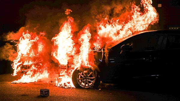 ഭയം വേണ്ട ജാഗ്രത മതി; ഓടുന്ന വണ്ടിക്ക് തീപിടിച്ചാല്‍ എന്തുചെയ്യണം? ഒപ്പം കാരണങ്ങളും 