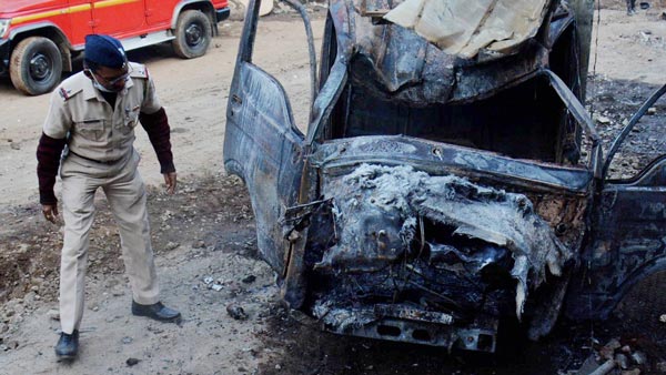 ഭയം വേണ്ട ജാഗ്രത മതി; ഓടുന്ന വണ്ടിക്ക് തീപിടിച്ചാല്‍ എന്തുചെയ്യണം? ഒപ്പം കാരണങ്ങളും 