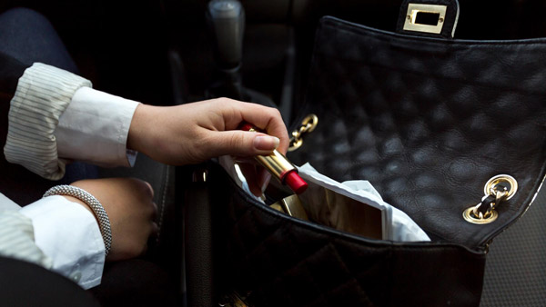 ഇക്കാര്യങ്ങള്‍ കാറില്‍ വെച്ചിട്ട് പോകല്ലേ... നാശത്തിലേക്കാകും പോക്ക്