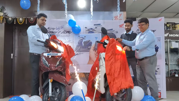 ഫീച്ചറിലും മൈലേജിലും കിടുവാണ് പുതിയ ആക്ടിവ് H സ്മാര്ട്ട്; ഡെലിവറി ആരംഭിച്ചു ഫീച്ചറിലും മൈലേജിലും കിടുവാണ് പുതിയ ആക്ടിവ് H സ്മാര്ട്ട്; ഡെലിവറി ആരംഭിച്ചു