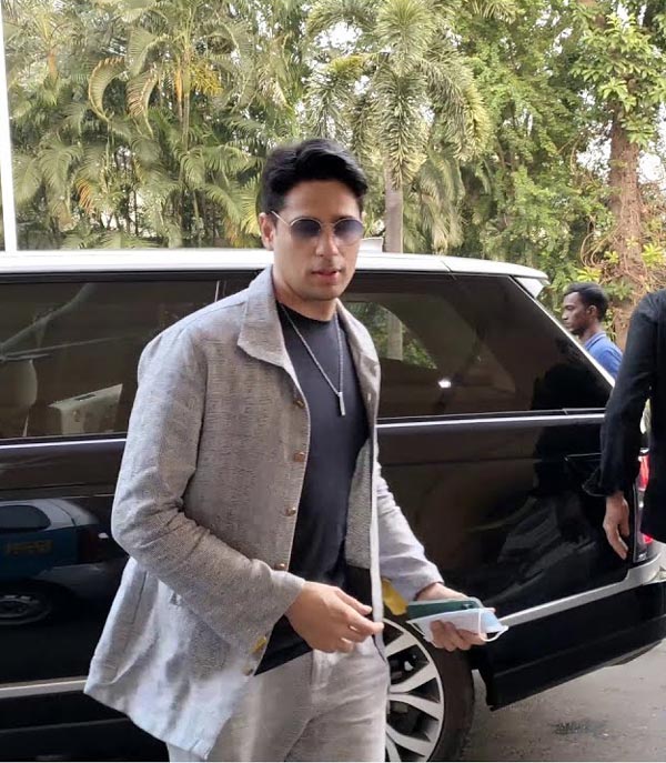 ബോളിവുഡിലെ നവതാരദമ്പതികളുടെ കാർ കളക്ഷൻ കാണാം