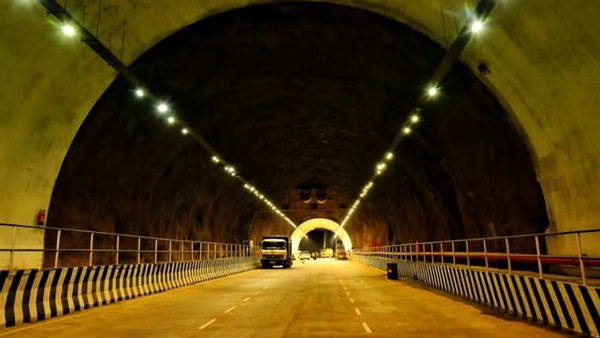 ആധുനിക അടിസ്ഥാന സൗകര്യങ്ങളുടെ അവിഭാജ്യ ഘടകമായി മാറിയിരിക്കുകയാണ് റോഡ് ടണലുകൾ അധവാ തുരങ്കപാതകൾ. ഒരു സ്ഥലത്തു നിന്നു മറ്റൊരിടത്തേക്ക് ഭൂമി തുരന്നു നിർമിക്കുന്ന പാതകളാണിവയെന്നു പറയാം. പ്രധാനമായും റോഡ്, തീവണ്ടി ഗതാഗതത്തിനായിട്ടാണ് തുരങ്ക നിർമാണങ്ങൾ നടക്കാറുള്ളത്. രണ്ട് പോയിന്റുകൾക്കിടയിലുള്ള ദൂരം കുറയ്ക്കുകയും സമയം ലാഭിക്കുകയും ഇവയുടെ പ്രധാന ലക്ഷ്യങ്ങളിൽ ഒന്നാണ്. കൂടാതെ പ്രതീകൂല കാലവസ്ഥയിലും ഗതാഗത സംവിധാനം നടപ്പിലാക്കാൻ ടണലുകൾ ഏറെ സഹായകരമാണ്. പൊതുവേ, ഉപരിതല ഗതാഗതം അപ്രായോഗികമായ സാഹചര്യങ്ങളിലാണ് തുരങ്കങ്ങൾ നിർമിക്കുന്നത്. അടൽ, കുതിരാൻ ടണലുകൾ പ്രവർത്തനം ആരംഭിച്ചതോടെയാണ് ആളുകൾ ഈ സംവിധാനത്തെ കുറിച്ച് കൂടുതൽ അറിയാൻ തുടങ്ങിയതെന്നും വേണമെങ്കിൽ അവകാശപ്പെടാം. ഇനിയും രാജ്യത്ത് ഇത്തരം നിരവധി ഗതാഗത സംവിധാനങ്ങളാണ് ഒരുങ്ങുന്നതും. പുതുതായി അംഗീകരിച്ച ഷിൻകുൻ ലാ തുരങ്കവും വാർത്തകളിൽ ഏറെ ഇടംപിടിച്ചിട്ടുണ്ട്. ഡാര്‍ച്ച-പദൂണ്‍-നിമ്മു വഴി മണാലിയില്‍ നിന്ന് ലേയിലേക്ക് എല്ലാ കാലാവസ്ഥയിലും ഗതാഗതം സാധ്യമാക്കുക എന്ന ലക്ഷ്യത്തോടെ നിര്‍മിക്കുന്ന തുരങ്കം 2024-ല്‍ പൂര്‍ത്തിയാകുമെന്നാണ് പ്രതീക്ഷിക്കുന്നത്. ചൈനീസ് സൈന്യവുമായുള്ള ഏറ്റുമുട്ടലിനെ നേരിടാൻ സൈനികരുടെയും കനത്ത ആയുധങ്ങളുടെയും സുഗമമായ നീക്കത്തെയും ഇത് സഹായിക്കും. വരാനിരിക്കുന്ന ഈ ഇരട്ട-ട്യൂബ് ടണൽ മണാലി-ദാർച്ച-പദം-നിമു അക്ഷത്തിൽ 16,500 അടി ഉയരത്തിലാണ് സ്ഥിതി ചെയ്യുന്നത്. എന്നാൽ ഇത്രയും ഉയരത്തിൽ നിർമിക്കപ്പെടുന്ന ഏറ്റവും നീളമേറിയ തുരങ്കം ഇതല്ലെന്നതാണ് കൗതുകകരമായ മറ്റൊരു വസ്‌തുത. ഇന്ത്യയിലെ ഏറ്റവും നീളം കൂടിയ റോഡ് ടണലുകൾ ഏതെല്ലാമെന്ന് അറിയാൻ പലർക്കും ഇപ്പോൾ ആഗ്രഹം കാണും. അവയുടെ സ്ഥാനം, നീളം, ഉദ്ദേശ്യങ്ങൾ എന്നിവയ്‌ക്കൊപ്പം ഇന്ത്യയുടെ അടിസ്ഥാന സൗകര്യങ്ങൾക്ക് അവ പ്രധാനമായിരിക്കുന്നത് എന്തുകൊണ്ടാണെന്നുമുള്ള നിരവധി കാര്യങ്ങൾ നമുക്ക് ഒന്നു പരിചയപ്പെട്ടാലോ ഡോ. ശ്യാമ പ്രസാദ് മുഖർജി റോഡ് ടണൽ ഇന്ത്യയിലെ ഏറ്റവും നീളം കൂടിയ തുരങ്കമായി കണക്കാക്കപ്പെടുന്ന ശ്യാമ പ്രസാദ് മുഖർജി റോഡ് ടണലിന് 9.34 കിലോമീറ്റർ നീളമാണുള്ളത്. ഏഷ്യയിലെ ഏറ്റവും നീളമേറിയ തുരങ്കപാതകളിലൊന്നാണ് ഇതെന്നതും ശ്രദ്ധേയമായ കാര്യമാണ്. ചെനാനിയിൽ നിന്ന് ആരംഭിച്ച് നഷ്‌റിയിലാണ് ഇത് അവസാനിക്കുന്നതും. സമുദ്രനിരപ്പിൽ നിന്ന് ഏകദേശം 4000 അടി ഉയരത്തിൽ സ്ഥിതി ചെയ്യുന്ന ഈ തുരങ്കം ജമ്മുവിനും ശ്രീനഗറിനും ഇടയിലുള്ള യാത്രാ സമയം രണ്ട് മണിക്കൂർ കുറയ്ക്കാനും സഹായിക്കുന്നുണ്ട്. ഇന്ത്യയിൽ ആദ്യമായി പൂർണമായും ഏകീകൃതമായ സാങ്കേതികവിദ്യയിൽ പ്രവർത്തിക്കുന്ന തുരങ്കമാണ് ഇത്. അടൽ റോഡ് ടണൽ അടൽ ടണലിനെ കുറിച്ച് അറിയാത്തവരാരും തന്നെ ഇന്നുണ്ടാവില്ല. ഹിമാലയൻ പർവതനിരകളിൽ സ്ഥിതി ചെയ്യുന്ന അടൽ റോഡ് ടണൽ നിലവിൽ ഇന്ത്യയിലെ ഏറ്റവും ഉയരം കൂടിയ തുരങ്കമാണ്. 2020 ഒക്ടോബറിൽ ഉദ്ഘാടനം ചെയ്ത ഈ 9.02 കിലോമീറ്റർ നീളമുള്ള തുരങ്കം ലേയെയും മണാലിയെയും ബന്ധിപ്പിക്കുന്ന പാതയാണ്. ബോർഡർ റോഡ്‌സ് ഓർഗനൈസേഷനാണ് ഇത് നിർമിച്ചിരിക്കുന്നത്. അന്തരിച്ച ഇന്ത്യൻ പ്രധാനമന്ത്രി അടൽ ബിഹാരി വാജ്‌പേയിയുടെ പേരിലുള്ള അടൽ റോഡ് ടണൽ ലേയ്ക്കും മണാലിക്കുമിടയിലുള്ള യാത്രാ സമയം 4 മണിക്കൂറോളമാണ് കുറയ്ക്കുന്നത്. ഫയർ സ്റ്റേഷൻ, എമർജൻസി ഫോൺ, അവലാഞ്ച് ഗാലറി തുടങ്ങി എല്ലാ ആധുനിക സൗകര്യങ്ങളും ഈ രണ്ടുവരി തുരങ്കത്തിലുണ്ട്. അടൽ റോഡ് ടണലിനെ കൂടുതൽ സാങ്കേതിക ജ്ഞാനമുള്ളതാക്കുന്ന വിപുലമായ വെന്റിലേഷനും ലൈറ്റിംഗ് സംവിധാനവും മറ്റ് സവിശേഷതകളാണ്. ബനിഹാൽ ഖാസിഗുണ്ട് റോഡ് തുരങ്കം 2021-ൽ പ്രവർത്തനം ആരംഭിച്ച ഒട്ടനവധി പ്രത്യേകതകൾ നിറഞ്ഞ റോഡ് തുരങ്ക പാതയാണ് ബനിഹാൽ ഖാസിഗുണ്ട്. ഈ എഞ്ചിനീയറിംഗ് വിസ്മയം നിർമിക്കാൻ 10 വർഷക്കാലമാണ് വേണ്ടവന്നതും. സമുദ്രനിരപ്പിൽ നിന്ന് 1800 മീറ്റർ ഉയരത്തിൽ സ്ഥിതി ചെയ്യുന്ന തുരങ്കത്തിന്റെ ആകെ നീളം 8.5 കിലോമീറ്ററാണ്. രണ്ട് ട്യൂബ് ടണലിൽ 124 ജെറ്റ് ഫാനുകൾ, 234 സിസിടിവി ആധുനിക ക്യാമറകൾ, അഗ്നിശമന സംവിധാനം, എക്‌സ്‌ഹോസ്റ്റ് സിസ്റ്റം എന്നിവയും സജ്ജീകരിച്ചിട്ടുണ്ടെന്നതും ശ്രദ്ധേയമാണ്. കുതിരാൻ റോഡ് ടണൽ നമ്മുടെ കേരളത്തിന്റെ സ്വന്തം തുരങ്കപാതയാണ് തൃശൂരിലെ കുതിരാൻ ടണൽ. ഇന്ത്യയിലെ ഏറ്റവും നീളം കൂടിയ രണ്ടാമത്തെ റോഡ് ടണലായാണ് ഇത് അറിയപ്പെടുന്ന കുതിരാന് 8.7 കിലോമീറ്റർ നീളമാണ് മൊത്തത്തിലുള്ളത്. തൃശൂരിനും പാലക്കാടിനും ഇടയിലുള്ള യാത്രാ സമയം രണ്ട് മണിക്കൂറോളം കുറയ്ക്കാൻ തുരങ്കം സഹായിക്കുന്നുവെന്നതാണ് പ്രത്യേകത. 2019 ഏപ്രിലിൽ ഉദ്ഘാടനം ചെയ്യപ്പെട്ട കുതിരൻ റോഡ് ടണൽ നാഷണൽ ഹൈവേ അതോറിറ്റി ഓഫ് ഇന്ത്യയാണ് നിർമിച്ചത്. അടൽ റോഡ് ടണലിൽ നിന്ന് വ്യത്യസ്തമായി കുതിരാൻ റോഡ് ടണലിന് നാല് വരികളുണ്ടെന്നതാണ് ഹൈലൈറ്റ്. സോജി ലാ ടണൽ ഇപ്പോഴും നിർമാണത്തിലിരിക്കുന്ന ജമ്മു കാശ്‌മീരിലെ സോജി ലാ ടണലാണ് രാജ്യത്തെ ഏറ്റവും നീളം കൂടിയ തുരങ്കപാതകളിൽ അടുത്തത്. ഒരിക്കൽ പ്രവർത്തനം ആരംഭിച്ചു കഴിഞ്ഞാൽ ഇപ്പോൾ യാത്ര ചെയ്യാൻ എടുക്കുന്ന 3 മണിക്കൂറിനെ അപേക്ഷിച്ച് 15 മിനിറ്റിനുള്ളിൽ സോജി-ലാ പാസ് കടക്കാൻ സാധിക്കും. കാർഗിലിനും ശ്രീനഗറിനും ഇടയിൽ ശരിയായ ബന്ധം സ്ഥാപിക്കുന്ന തന്ത്രപ്രധാന തുരങ്ക പാതയാവുമിത്. പ്രതിരോധ ഉദ്യോഗസ്ഥർക്ക് ഭക്ഷണവും അവശ്യവസ്തുക്കളും വിതരണം ചെയ്യുക. പ്രദേശത്തെ വ്യാപാരവും വിനോദസഞ്ചാരവും വർധിപ്പിക്കുക എന്നിവയും ഈ ടണലിന്റെ ചില പ്രധാന ലക്ഷ്യങ്ങളാണ്.