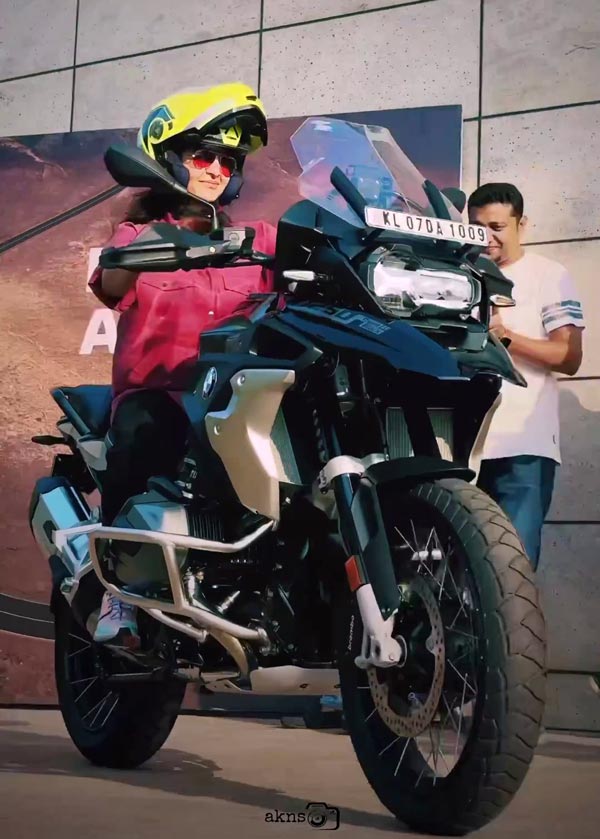 യാത്രകള്‍ക്കിനി അഡ്വഞ്ചര്‍ ഹരം, 28 ലക്ഷം രൂപയുടെ സൂപ്പർ ബൈക്ക് സ്വന്തമാക്കി മഞ്ജു വാര്യര്‍