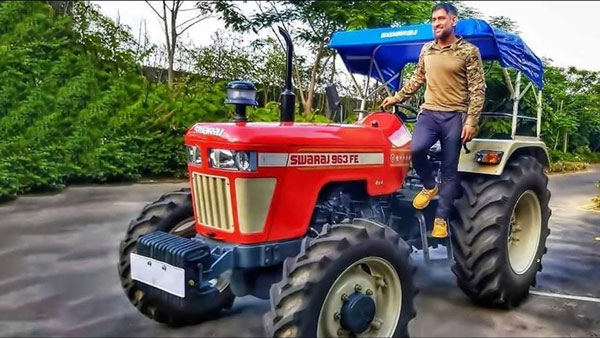 ഫാംഹൗസിലൂടെ ട്രാക്ടറിൽ ഉഴുതുമറിച്ച് മുൻ ക്യാപ്റ്റൻ; വീഡിയോ വമ്പൻ വൈറൽ