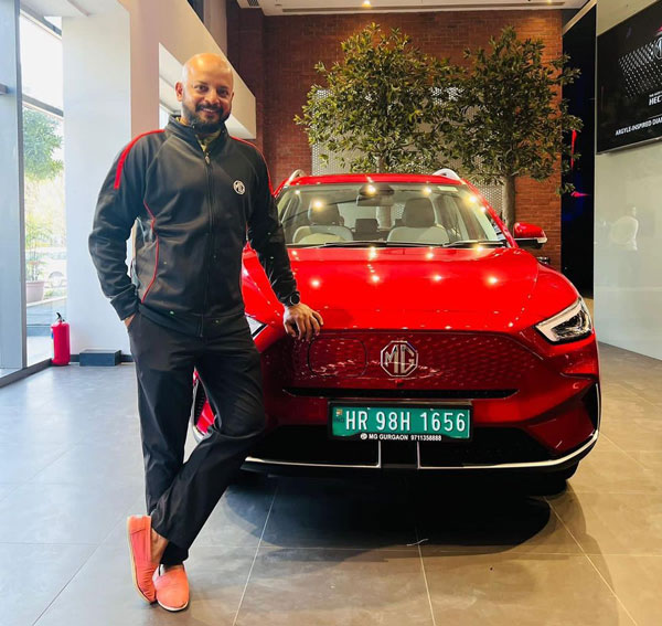 സ്പിൻ മാന്ത്രികന് കൂട്ടായി പുതിയ ഇലക്‌ട്രിക് കാർ, എംജി ZS ഇവി സ്വന്തമാക്കി മുരളി കാർത്തിക്