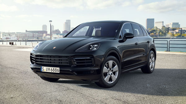 കേരളത്തിൽ ഹേറ്റേഴ്‌സ് ഇല്ലാത്ത വ്യക്തികൾ പൊതുവേ കുറവാണ്. അത്തരത്തിൽ ഒരാളാണ് പാചക രാജാവായ ഷെഫ് പിള്ള. സോഷ്യല്‍ മീഡിയയില്‍ അടക്കം നിരവധി ആരാധകരുള്ള ഷെഫ് സുരേഷ് പിള്ളയുടെ കാര്യമാണീ പറയുന്നത്. മീൻ പിടിക്കാൻ പോയിരുന്ന കൂട്ടുകാരനെ തന്റെ റസ്റ്ററന്റ് മാനേജരാക്കിവരെ നമ്മെ അത്ഭുതപ്പെടുത്തിയ പിള്ള സർ ഒരു സംഭവം തന്നെയാണ്. അടുത്തിടെ മാത്രം യാത്രകൾക്കായി ഒരു ആഡംബര വാഹനം വാങ്ങിയ ഷെഫ് പിള്ള തന്റെ ഗരാജിലേക്ക് പുത്തൻ അതിഥിയെ കൂടി എത്തിച്ചിരിക്കുകയാണ്. ജര്‍മന്‍ ആഡംബര വാഹന നിര്‍മാതാക്കളായ പോര്‍ഷയുടെ കയീൻ കൂപ്പെ എസ്‌യുവിയെയാണ് സുരേഷ് പിള്ള സ്വന്തമാക്കായിരിക്കുന്നത്. പുത്തൻ കാർ വാങ്ങിയ വിവരം അദ്ദേഹം സോഷ്യൽ മീഡിയയിലൂടെയാണ് പങ്കുവെച്ചിരിക്കുന്നത്. ലക്ഷ്വറിയുടെ അവസാന വാക്കായി കാണുന്ന മെർസീഡീസ് ബെൻസ് S- ക്ലാസ് ആയിരുന്നു ഷെഫ് പിള്ള ആദ്യമായി വാങ്ങിയ വാഹനം. കംഫര്‍ട്ട് സോണില്‍ നിന്ന് പുറത്തുവന്ന് നിങ്ങളുടെ സ്വപ്‌നത്തിന് പിന്നാലെ സഞ്ചരിക്കുക, കഠിനാധ്വാനം ചെയ്യുക, ജീവിതത്തിലെ വെല്ലുവിളികളെ നേരിടുക, നിങ്ങളെ കാത്തിരിക്കുന്നത് എന്ത് അദ്ഭുതമാണെന്ന് അറിയില്ലല്ലോ എന്ന കുറിപ്പോടെയാണ് പുതിയ പോർഷ കയീൻ വാങ്ങിയ വിവരം സുരേഷ് പിള്ള പങ്കുവെച്ചിരിക്കുന്നത്. ഇന്ത്യൻ വിപണിയിൽ ലഭിക്കുന്ന ഏറ്റവും മികച്ച ആഡംബര സ്പോർട്ട് യൂട്ടിലിറ്റി വാഹനങ്ങളിൽ ഒന്നാണ് കയീൻ. ഏകദേശം 1.48 കോടി രൂപയാണ് ഈ മോഡലിനായി മുടക്കേണ്ടി വരുന്ന എക്‌സ്‌ഷോറൂം വില. ഓൺറോഡ് എത്തുമ്പോൾ ടാക്‌സ് ഉൾപ്പടെ വില ഇനിയും ഉയരും. ഇന്ത്യൻ വിപണിയിലെ സ്റ്റാൻഡേർഡ് കയീൻ എസ്‌യുവിയെ അടിസ്ഥാനമാക്കിയാണ് കൂപ്പെ പതിപ്പ് വിപണിയിൽ എത്തുന്നത്. ഇന്ത്യയിൽ വാഹനം സമ്പൂർണ ബിൽറ്റ്-അപ്പ് യൂണിറ്റ് (CBU) വഴിയാണ് നിരത്തിലേക്ക് എത്തുന്നത്. 340 bhp കരുത്തിൽ പരമാവധി 450 Nm torque വരെ ഉത്പാദിപ്പിക്കാൻ പര്യാപ്തമായ 3.0 ലിറ്റർ V6 ടർബോ എഞ്ചിനാണ് പോർഷ കയീൻ കൂപ്പെയുടെ ഹൃദയം. എട്ട് സ്പീഡ് ടിപ്‌ട്രോണിക് എസ് ഓട്ടോമാറ്റിക് ഗിയർബോക്‌സുമായാണ് ഈ സ്പോർട്ടി എഞ്ചിൻ ജോടിയാക്കിയിരിക്കുന്നത്. വെറും 6 സെക്കന്റില്‍ പൂജ്യത്തില്‍ നിന്ന് 100 കിലോമീറ്റര്‍ വേഗത കൈവരിക്കാന്‍ സാധിക്കുന്ന ഈ വാഹനത്തിന്റെ പരമാവധി വേഗത മണിക്കൂറില്‍ 243 കിലോമീറ്ററാണെന്നും ജർമൻ ആഡംബര വാഹന നിർമാതാക്കൾ അവകാശപ്പെടുന്നുണ്ട്. ഡിസൈനിന്റെ കാര്യത്തിൽ ആരേയും ആകർഷിക്കാൻ പ്രാപ്‌തമായ രീതിയിലാണ് പോർഷ കയീൻ കൂപ്പെയെ മെനഞ്ഞെടുത്തിരിക്കുന്നത്. പുറംമോടിയിൽ കാണുന്ന പോലെ തന്നെ പ്രീമിയം ഫീലാണ് അകത്തളത്തിലും പോർഷ കയീൻ കൂപ്പെ നൽകുന്നത്. ഹെഡ്‌റെസ്റ്റുകളോട് കൂടിയ ഇലക്ട്രിക്കലി ക്രമീകരിക്കാവുന്ന സ്‌പോർട്‌സ് ഫ്രണ്ട് സീറ്റുകൾ, രണ്ട് 7 ഇഞ്ച് ഫുൾ-എച്ച്‌ഡി ഡിസ്‌പ്ലേകളുള്ള ഒരു ഇൻസ്ട്രുമെന്റ് ക്ലസ്റ്റർ, മൾട്ടിഫങ്ഷൻ സ്റ്റിയറിംഗ് വീൽ, 12.3 ഇഞ്ച് ഫുൾ എച്ച്ഡി ടച്ച്‌സ്‌ക്രീൻ എന്നിവയുൾപ്പെടെ നിരവധി ആഡംബര ഫീച്ചറുകളാണ് വാഹനത്തിൽ ലഭ്യമാവുന്നത്. ഇതിനു പുറമെ 20 ഇഞ്ച് വീലുകൾ, പവർ സ്റ്റിയറിംഗ് പ്ലസ്, പോർഷെ ആക്റ്റീവ് സസ്‌പെൻഷൻ മാനേജ്‌മെന്റ് (PASM), പുതുക്കിയ പിൻ ഡേറുകൾ, പോർഷ ആക്റ്റീവ് എയറോഡൈനാമിക്‌സിന്റെ ഭാഗമായി പുതിയ അഡാപ്റ്റീവ് റിയർ സ്‌പോയിലർ തുടങ്ങിയ സവിശേഷതകൾ അതിന്റെ ഡ്രൈവിംഗ് ഡൈനാമിക്‌സ് വർധിപ്പിക്കാനായി കമ്പനി സമ്മാനിച്ചിട്ടുണ്ട്. ഔഡി Q8, ബിഎംഡബ്ല്യു X6, മെർസിഡീസ് ബെൻസ് GLE കൂപ്പെ പോലുള്ള വാഹനങ്ങളുമായാണ് പോർഷ കയീൻ കൂപ്പെ മാറ്റുരയ്ക്കുന്നത്. ആദ്യ വാഹനമായ മെർസിഡീസ് ബെൻസ് S-ക്ലാസ് പോയ വർഷം ഏപ്രിലിലാണ് ഷെഫ് പിള്ള വാങ്ങുന്നത്. വാഹനം വാങ്ങുന്നെങ്കിൽ അത് സ്വപ്നതുല്യമായൊരു വാഹനമായിരിക്കണം എന്ന നിലപാടിലായിരുന്നു ഈ അത്യാഡംബര കാറിനെ അദ്ദേഹം കൂടെക്കൂട്ടുന്നത്. 43 വയസിനകത്തെ ആദ്യ വാഹനം കൂടിയായിരുന്നു ഇത്. രണ്ട് കോടിയോളം രൂപ വില വരുന്ന ലക്ഷ്വറി സെഡാൻ ഇന്ത്യൻ നിരത്തുകളിലെ അസുലഭ കാഴ്ച്ച കൂടിയാണ്. 