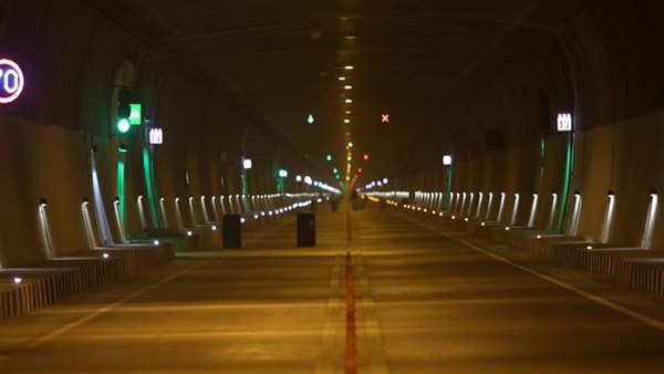 ആധുനിക അടിസ്ഥാന സൗകര്യങ്ങളുടെ അവിഭാജ്യ ഘടകമായി മാറിയിരിക്കുകയാണ് റോഡ് ടണലുകൾ അധവാ തുരങ്കപാതകൾ. ഒരു സ്ഥലത്തു നിന്നു മറ്റൊരിടത്തേക്ക് ഭൂമി തുരന്നു നിർമിക്കുന്ന പാതകളാണിവയെന്നു പറയാം. പ്രധാനമായും റോഡ്, തീവണ്ടി ഗതാഗതത്തിനായിട്ടാണ് തുരങ്ക നിർമാണങ്ങൾ നടക്കാറുള്ളത്. രണ്ട് പോയിന്റുകൾക്കിടയിലുള്ള ദൂരം കുറയ്ക്കുകയും സമയം ലാഭിക്കുകയും ഇവയുടെ പ്രധാന ലക്ഷ്യങ്ങളിൽ ഒന്നാണ്. കൂടാതെ പ്രതീകൂല കാലവസ്ഥയിലും ഗതാഗത സംവിധാനം നടപ്പിലാക്കാൻ ടണലുകൾ ഏറെ സഹായകരമാണ്. പൊതുവേ, ഉപരിതല ഗതാഗതം അപ്രായോഗികമായ സാഹചര്യങ്ങളിലാണ് തുരങ്കങ്ങൾ നിർമിക്കുന്നത്. അടൽ, കുതിരാൻ ടണലുകൾ പ്രവർത്തനം ആരംഭിച്ചതോടെയാണ് ആളുകൾ ഈ സംവിധാനത്തെ കുറിച്ച് കൂടുതൽ അറിയാൻ തുടങ്ങിയതെന്നും വേണമെങ്കിൽ അവകാശപ്പെടാം. ഇനിയും രാജ്യത്ത് ഇത്തരം നിരവധി ഗതാഗത സംവിധാനങ്ങളാണ് ഒരുങ്ങുന്നതും. പുതുതായി അംഗീകരിച്ച ഷിൻകുൻ ലാ തുരങ്കവും വാർത്തകളിൽ ഏറെ ഇടംപിടിച്ചിട്ടുണ്ട്. ഡാര്‍ച്ച-പദൂണ്‍-നിമ്മു വഴി മണാലിയില്‍ നിന്ന് ലേയിലേക്ക് എല്ലാ കാലാവസ്ഥയിലും ഗതാഗതം സാധ്യമാക്കുക എന്ന ലക്ഷ്യത്തോടെ നിര്‍മിക്കുന്ന തുരങ്കം 2024-ല്‍ പൂര്‍ത്തിയാകുമെന്നാണ് പ്രതീക്ഷിക്കുന്നത്. ചൈനീസ് സൈന്യവുമായുള്ള ഏറ്റുമുട്ടലിനെ നേരിടാൻ സൈനികരുടെയും കനത്ത ആയുധങ്ങളുടെയും സുഗമമായ നീക്കത്തെയും ഇത് സഹായിക്കും. വരാനിരിക്കുന്ന ഈ ഇരട്ട-ട്യൂബ് ടണൽ മണാലി-ദാർച്ച-പദം-നിമു അക്ഷത്തിൽ 16,500 അടി ഉയരത്തിലാണ് സ്ഥിതി ചെയ്യുന്നത്. എന്നാൽ ഇത്രയും ഉയരത്തിൽ നിർമിക്കപ്പെടുന്ന ഏറ്റവും നീളമേറിയ തുരങ്കം ഇതല്ലെന്നതാണ് കൗതുകകരമായ മറ്റൊരു വസ്‌തുത. ഇന്ത്യയിലെ ഏറ്റവും നീളം കൂടിയ റോഡ് ടണലുകൾ ഏതെല്ലാമെന്ന് അറിയാൻ പലർക്കും ഇപ്പോൾ ആഗ്രഹം കാണും. അവയുടെ സ്ഥാനം, നീളം, ഉദ്ദേശ്യങ്ങൾ എന്നിവയ്‌ക്കൊപ്പം ഇന്ത്യയുടെ അടിസ്ഥാന സൗകര്യങ്ങൾക്ക് അവ പ്രധാനമായിരിക്കുന്നത് എന്തുകൊണ്ടാണെന്നുമുള്ള നിരവധി കാര്യങ്ങൾ നമുക്ക് ഒന്നു പരിചയപ്പെട്ടാലോ ഡോ. ശ്യാമ പ്രസാദ് മുഖർജി റോഡ് ടണൽ ഇന്ത്യയിലെ ഏറ്റവും നീളം കൂടിയ തുരങ്കമായി കണക്കാക്കപ്പെടുന്ന ശ്യാമ പ്രസാദ് മുഖർജി റോഡ് ടണലിന് 9.34 കിലോമീറ്റർ നീളമാണുള്ളത്. ഏഷ്യയിലെ ഏറ്റവും നീളമേറിയ തുരങ്കപാതകളിലൊന്നാണ് ഇതെന്നതും ശ്രദ്ധേയമായ കാര്യമാണ്. ചെനാനിയിൽ നിന്ന് ആരംഭിച്ച് നഷ്‌റിയിലാണ് ഇത് അവസാനിക്കുന്നതും. സമുദ്രനിരപ്പിൽ നിന്ന് ഏകദേശം 4000 അടി ഉയരത്തിൽ സ്ഥിതി ചെയ്യുന്ന ഈ തുരങ്കം ജമ്മുവിനും ശ്രീനഗറിനും ഇടയിലുള്ള യാത്രാ സമയം രണ്ട് മണിക്കൂർ കുറയ്ക്കാനും സഹായിക്കുന്നുണ്ട്. ഇന്ത്യയിൽ ആദ്യമായി പൂർണമായും ഏകീകൃതമായ സാങ്കേതികവിദ്യയിൽ പ്രവർത്തിക്കുന്ന തുരങ്കമാണ് ഇത്. അടൽ റോഡ് ടണൽ അടൽ ടണലിനെ കുറിച്ച് അറിയാത്തവരാരും തന്നെ ഇന്നുണ്ടാവില്ല. ഹിമാലയൻ പർവതനിരകളിൽ സ്ഥിതി ചെയ്യുന്ന അടൽ റോഡ് ടണൽ നിലവിൽ ഇന്ത്യയിലെ ഏറ്റവും ഉയരം കൂടിയ തുരങ്കമാണ്. 2020 ഒക്ടോബറിൽ ഉദ്ഘാടനം ചെയ്ത ഈ 9.02 കിലോമീറ്റർ നീളമുള്ള തുരങ്കം ലേയെയും മണാലിയെയും ബന്ധിപ്പിക്കുന്ന പാതയാണ്. ബോർഡർ റോഡ്‌സ് ഓർഗനൈസേഷനാണ് ഇത് നിർമിച്ചിരിക്കുന്നത്. അന്തരിച്ച ഇന്ത്യൻ പ്രധാനമന്ത്രി അടൽ ബിഹാരി വാജ്‌പേയിയുടെ പേരിലുള്ള അടൽ റോഡ് ടണൽ ലേയ്ക്കും മണാലിക്കുമിടയിലുള്ള യാത്രാ സമയം 4 മണിക്കൂറോളമാണ് കുറയ്ക്കുന്നത്. ഫയർ സ്റ്റേഷൻ, എമർജൻസി ഫോൺ, അവലാഞ്ച് ഗാലറി തുടങ്ങി എല്ലാ ആധുനിക സൗകര്യങ്ങളും ഈ രണ്ടുവരി തുരങ്കത്തിലുണ്ട്. അടൽ റോഡ് ടണലിനെ കൂടുതൽ സാങ്കേതിക ജ്ഞാനമുള്ളതാക്കുന്ന വിപുലമായ വെന്റിലേഷനും ലൈറ്റിംഗ് സംവിധാനവും മറ്റ് സവിശേഷതകളാണ്. ബനിഹാൽ ഖാസിഗുണ്ട് റോഡ് തുരങ്കം 2021-ൽ പ്രവർത്തനം ആരംഭിച്ച ഒട്ടനവധി പ്രത്യേകതകൾ നിറഞ്ഞ റോഡ് തുരങ്ക പാതയാണ് ബനിഹാൽ ഖാസിഗുണ്ട്. ഈ എഞ്ചിനീയറിംഗ് വിസ്മയം നിർമിക്കാൻ 10 വർഷക്കാലമാണ് വേണ്ടവന്നതും. സമുദ്രനിരപ്പിൽ നിന്ന് 1800 മീറ്റർ ഉയരത്തിൽ സ്ഥിതി ചെയ്യുന്ന തുരങ്കത്തിന്റെ ആകെ നീളം 8.5 കിലോമീറ്ററാണ്. രണ്ട് ട്യൂബ് ടണലിൽ 124 ജെറ്റ് ഫാനുകൾ, 234 സിസിടിവി ആധുനിക ക്യാമറകൾ, അഗ്നിശമന സംവിധാനം, എക്‌സ്‌ഹോസ്റ്റ് സിസ്റ്റം എന്നിവയും സജ്ജീകരിച്ചിട്ടുണ്ടെന്നതും ശ്രദ്ധേയമാണ്. കുതിരാൻ റോഡ് ടണൽ നമ്മുടെ കേരളത്തിന്റെ സ്വന്തം തുരങ്കപാതയാണ് തൃശൂരിലെ കുതിരാൻ ടണൽ. ഇന്ത്യയിലെ ഏറ്റവും നീളം കൂടിയ രണ്ടാമത്തെ റോഡ് ടണലായാണ് ഇത് അറിയപ്പെടുന്ന കുതിരാന് 8.7 കിലോമീറ്റർ നീളമാണ് മൊത്തത്തിലുള്ളത്. തൃശൂരിനും പാലക്കാടിനും ഇടയിലുള്ള യാത്രാ സമയം രണ്ട് മണിക്കൂറോളം കുറയ്ക്കാൻ തുരങ്കം സഹായിക്കുന്നുവെന്നതാണ് പ്രത്യേകത. 2019 ഏപ്രിലിൽ ഉദ്ഘാടനം ചെയ്യപ്പെട്ട കുതിരൻ റോഡ് ടണൽ നാഷണൽ ഹൈവേ അതോറിറ്റി ഓഫ് ഇന്ത്യയാണ് നിർമിച്ചത്. അടൽ റോഡ് ടണലിൽ നിന്ന് വ്യത്യസ്തമായി കുതിരാൻ റോഡ് ടണലിന് നാല് വരികളുണ്ടെന്നതാണ് ഹൈലൈറ്റ്. സോജി ലാ ടണൽ ഇപ്പോഴും നിർമാണത്തിലിരിക്കുന്ന ജമ്മു കാശ്‌മീരിലെ സോജി ലാ ടണലാണ് രാജ്യത്തെ ഏറ്റവും നീളം കൂടിയ തുരങ്കപാതകളിൽ അടുത്തത്. ഒരിക്കൽ പ്രവർത്തനം ആരംഭിച്ചു കഴിഞ്ഞാൽ ഇപ്പോൾ യാത്ര ചെയ്യാൻ എടുക്കുന്ന 3 മണിക്കൂറിനെ അപേക്ഷിച്ച് 15 മിനിറ്റിനുള്ളിൽ സോജി-ലാ പാസ് കടക്കാൻ സാധിക്കും. കാർഗിലിനും ശ്രീനഗറിനും ഇടയിൽ ശരിയായ ബന്ധം സ്ഥാപിക്കുന്ന തന്ത്രപ്രധാന തുരങ്ക പാതയാവുമിത്. പ്രതിരോധ ഉദ്യോഗസ്ഥർക്ക് ഭക്ഷണവും അവശ്യവസ്തുക്കളും വിതരണം ചെയ്യുക. പ്രദേശത്തെ വ്യാപാരവും വിനോദസഞ്ചാരവും വർധിപ്പിക്കുക എന്നിവയും ഈ ടണലിന്റെ ചില പ്രധാന ലക്ഷ്യങ്ങളാണ്.