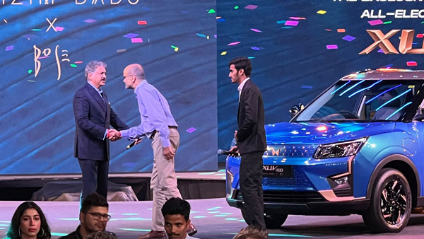 1.75 കോടി രൂപയ്ക്ക് XUV400 ഇലക്‌ട്രിക് ലേലം ചെയ്‌ത് മഹീന്ദ്ര; താക്കോലും കൈമാറി!