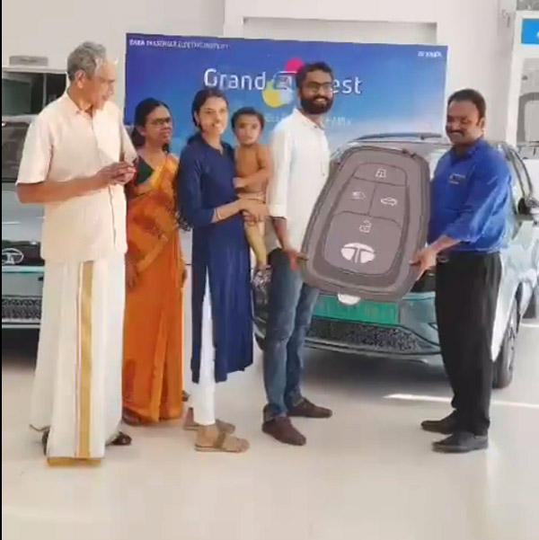 വെല്ലുവിളി ഏറ്റെടുക്കാനുള്ളതാണ്; ടിയാഗോ ഇവിയുടെ താക്കോല്‍ കൈമാറ്റം ഗ്രാന്‍ഡാക്കി ടാറ്റ