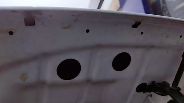 4 മാസം കൊണ്ട് പുതിയ കാര്‍ തുരുമ്പെടുത്തു; പരാതിപ്പെട്ടപ്പോള്‍ പൊലീസിനെ വിളിച്ച് ടാറ്റ ഡീലര്‍