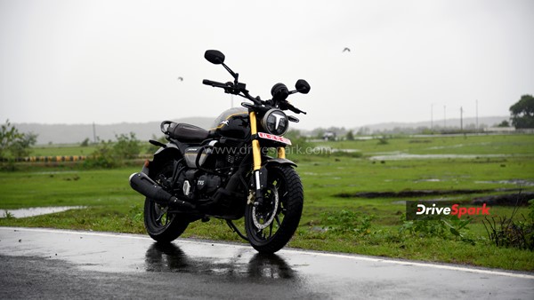 വീട്ടിലേക്ക് പുത്തൻ അതിഥി, ധോണിയുടെ ഗരാജിൽ ഇടംപിടിച്ച് ടിവിഎസ് റോണിൻ