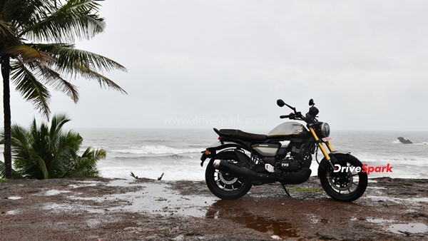 വീട്ടിലേക്ക് പുത്തൻ അതിഥി, ധോണിയുടെ ഗരാജിൽ ഇടംപിടിച്ച് ടിവിഎസ് റോണിൻ