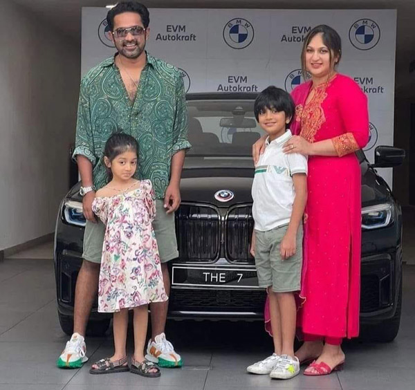 ഗാരേജിലേയ്ക്ക് പുത്തൻ അതിഥി; ബിഎംഡബ്ല്യു 7 സീരിസ് സ്വന്തമാക്കി ആസിഫ് അലി