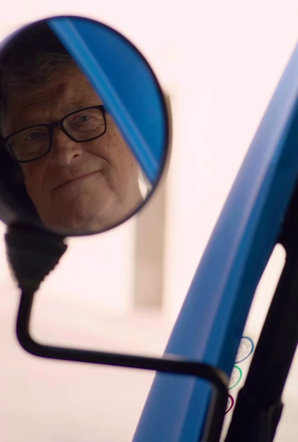 കട്ട ലോക്കലായി ഇലക്ട്രിക് ഓട്ടോ ഓടിച്ച് ബില്‍ഗേറ്റ്‌സ്; മഹീന്ദ്രക്ക് പ്രശംസ 