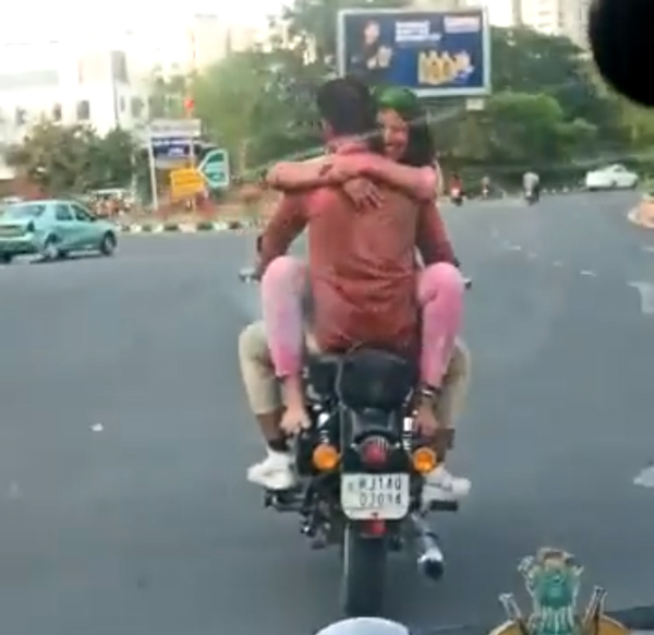 റോയൽ എൻഫീൽഡിൽ ദമ്പതികളുടെ റൊമാൻസ്; ലുക്കൗട്ട്‌ വീഡിയോയുമായി പൊലീസ്