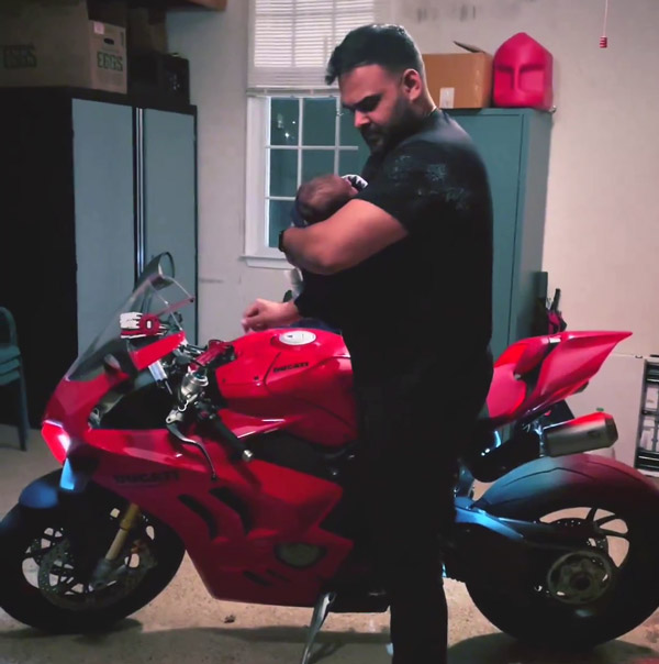 ഇങ്ങനെയും ഒരച്ഛന്‍; കുഞ്ഞിന്റെ കരച്ചില്‍ നിര്‍ത്താന്‍ കേള്‍പ്പിച്ചത് സൂപ്പര്‍ബൈക്കിന്റെ താരാട്ട് 