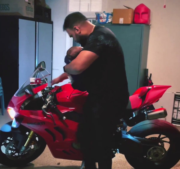 ഇങ്ങനെയും ഒരച്ഛന്‍; കുഞ്ഞിന്റെ കരച്ചില്‍ നിര്‍ത്താന്‍ കേള്‍പ്പിച്ചത് സൂപ്പര്‍ബൈക്കിന്റെ താരാട്ട് 