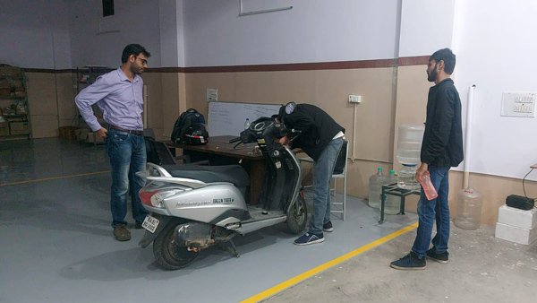 പെട്രോള്‍ തീര്‍ന്നാല്‍ ഇവി മോഡില്‍ ഓടാം; 65000 രൂപക്ക് ടൂവീലര്‍ ഹൈബ്രിഡാക്കാം! 